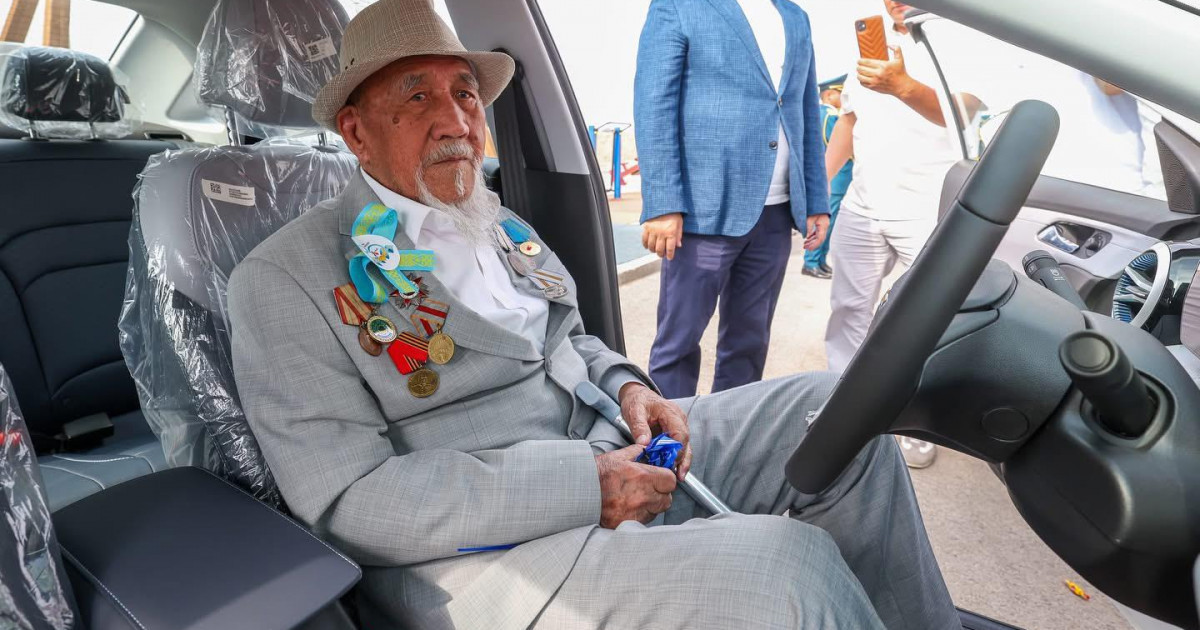 Шымкент әкімі ардагерлерге көлік кілтін табыстады