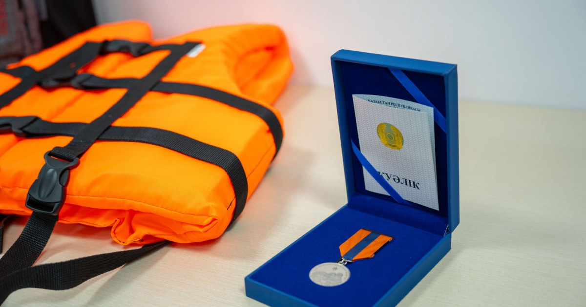 Суға батып бара жатқан баланы құтқарған студент марапатталды