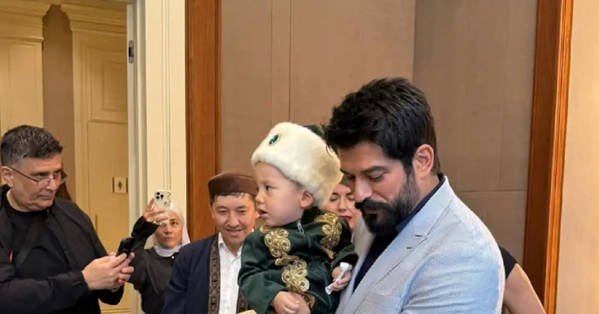 Түрік актері Бурак Озчевит қазақ баласының тұсауын кесті