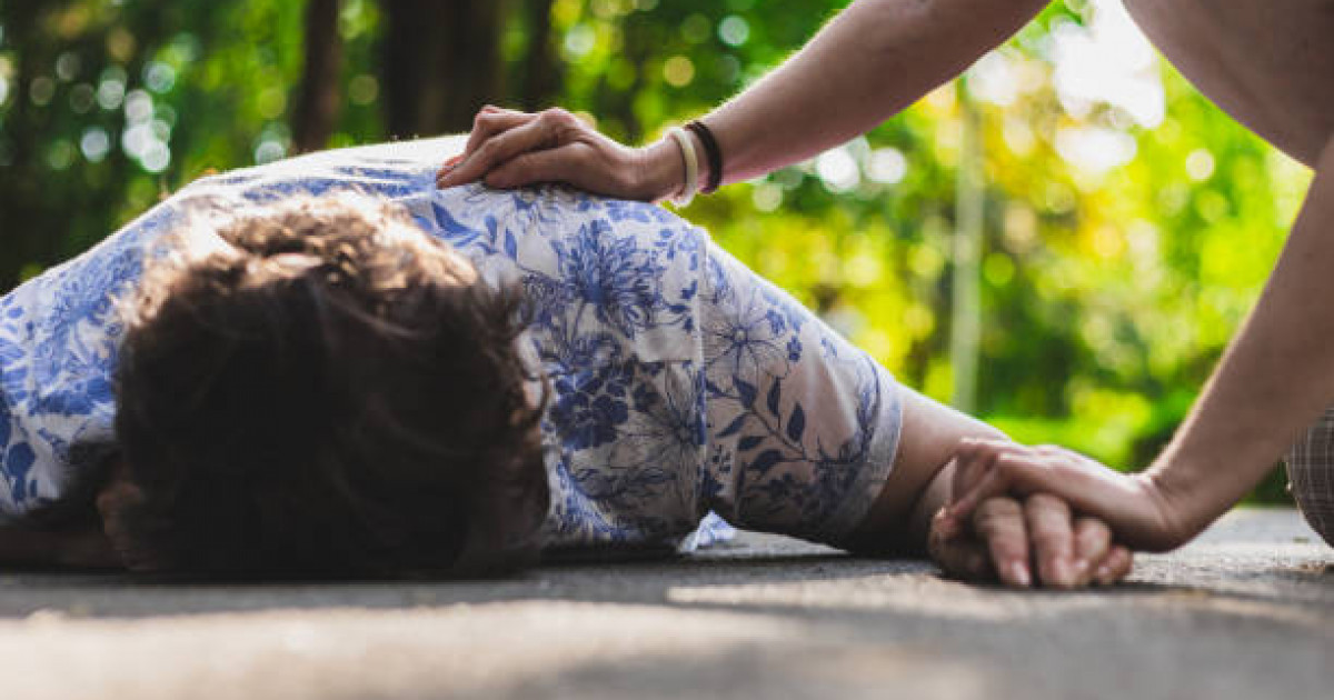 «30 мың теңге қарызын сұрағаны үшін ұрған»: Атырауда соққыға жығылған ер адам ауыр халде жатыр