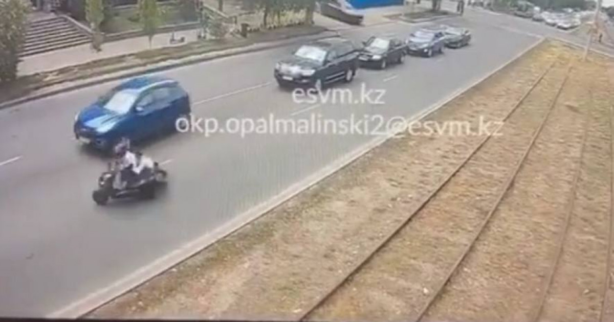 Алматыда мопед ұрлаған күдіктінің полициядан қашқан сәті видеоға түсіп қалды (видео)