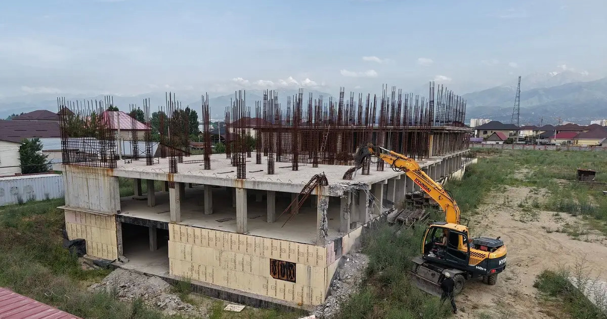 Алматыда тағы бір заңсыз салынған тұрғын үй кешені бұзылып жатыр