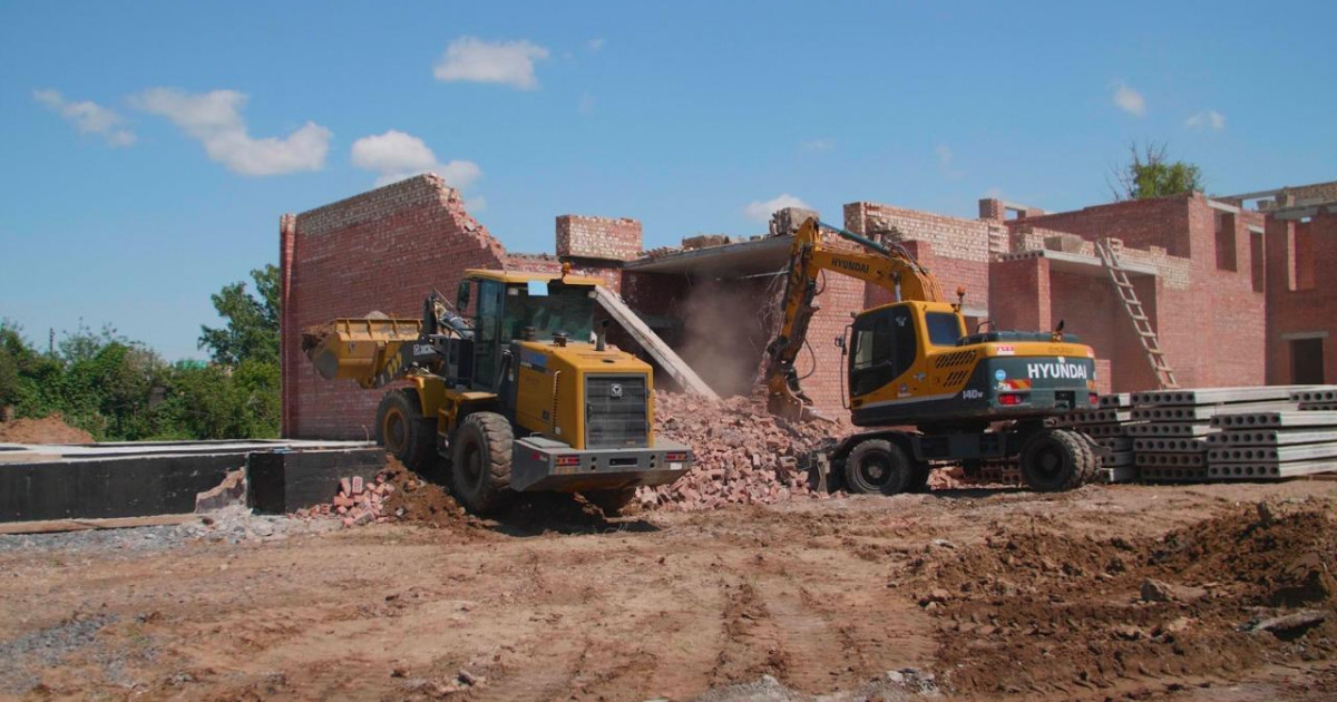 Астанада заңсыз салынған тұрғын үй кешені бұзылып жатыр