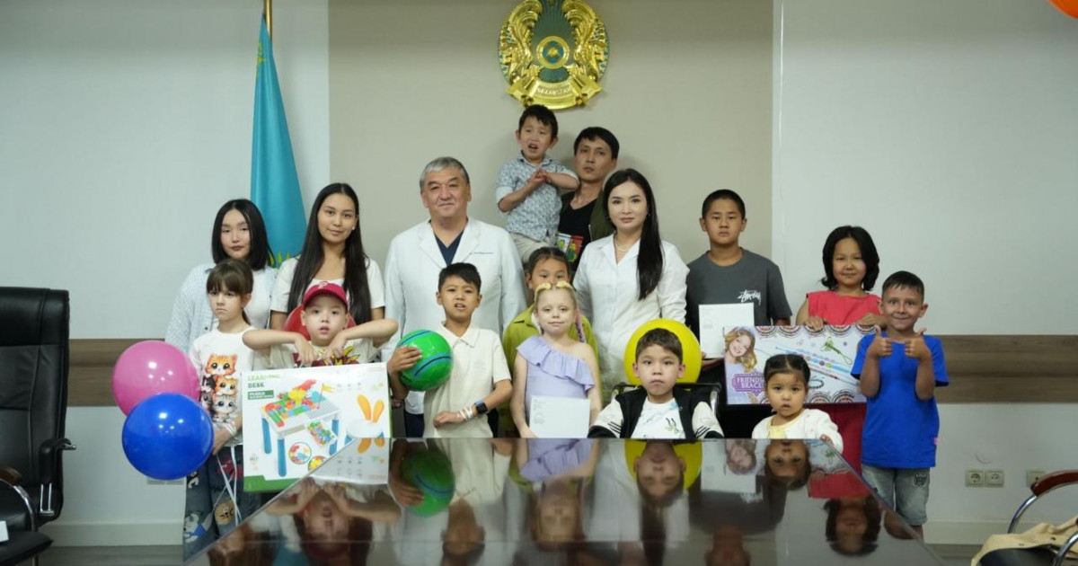 Бауырды трансплантаттаудан өткен кішкентай пациенттерге тосынсый жасалды