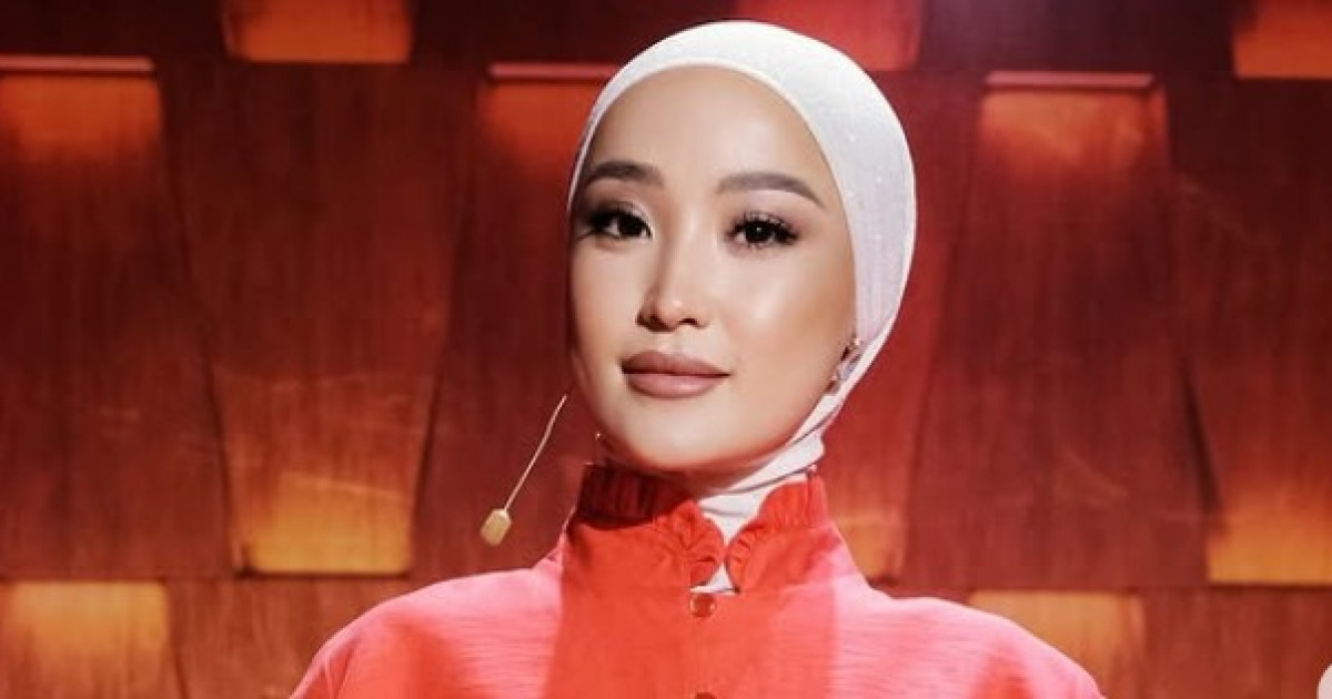 «Байдан-байға тиіп, бала туып жүр»: Мөлдір Әуелбекова өзінен кешірім сұраған оқырманның хатын жариялады