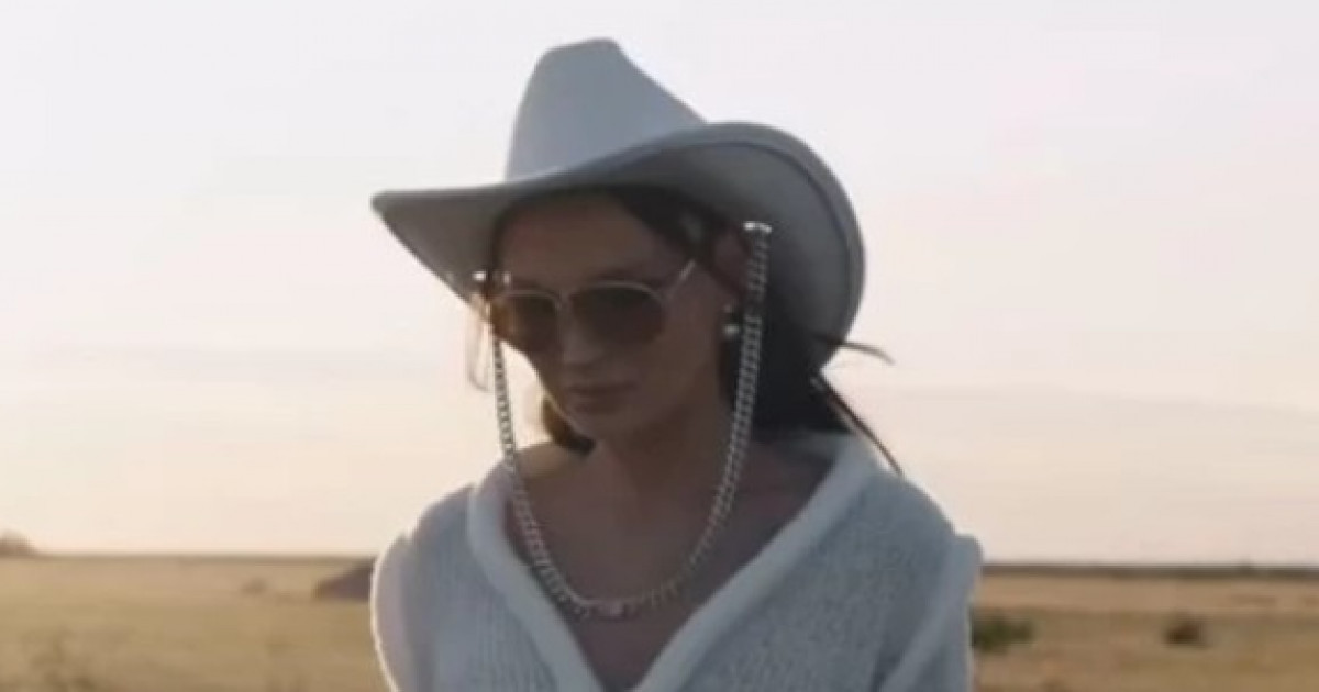 «Бұрын тығылып жүрдім»: Жұлдыз Әбдікәрімова ашық образы үшін сынға қалды