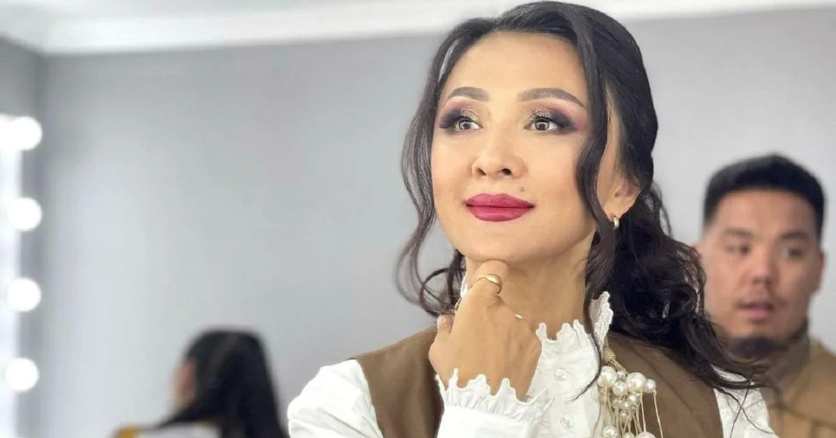 «Дәретханадан басқа жерге ертіп барады»: Меруерт Түсіпбаева мобилографсыз жүре алмайтын әншілерді сиырға теңеді