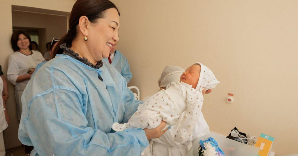 Димаш Құдайбергеннің анасы Светлана Айтбаева жаңа туған сәбилерге сыйлық үлестірді