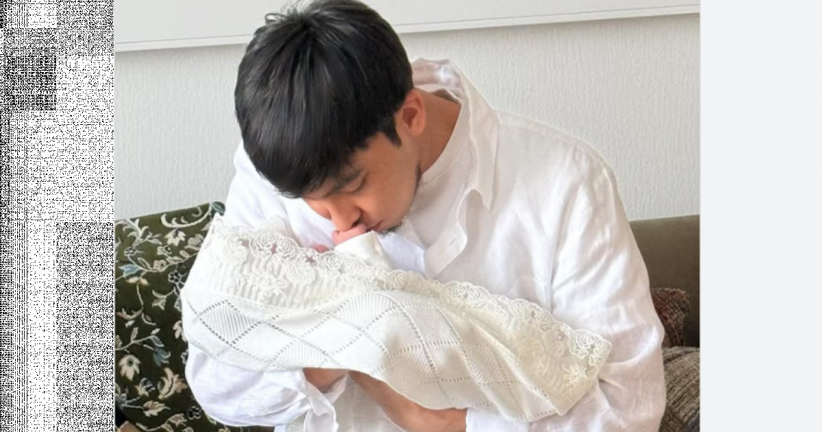 Ерке Есмахан үшінші сәбиін дүниеге әкелді