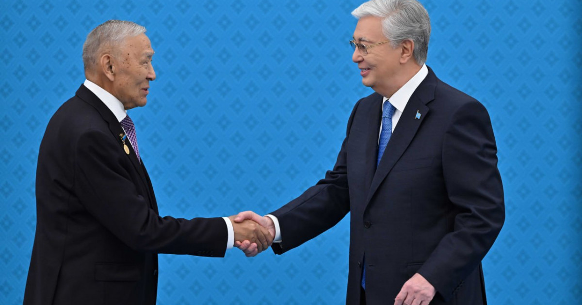 Қасым-Жомарт Тоқаев отандық медицинаны дамытуға елеулі үлес қосқан сала мамандарын марапаттады