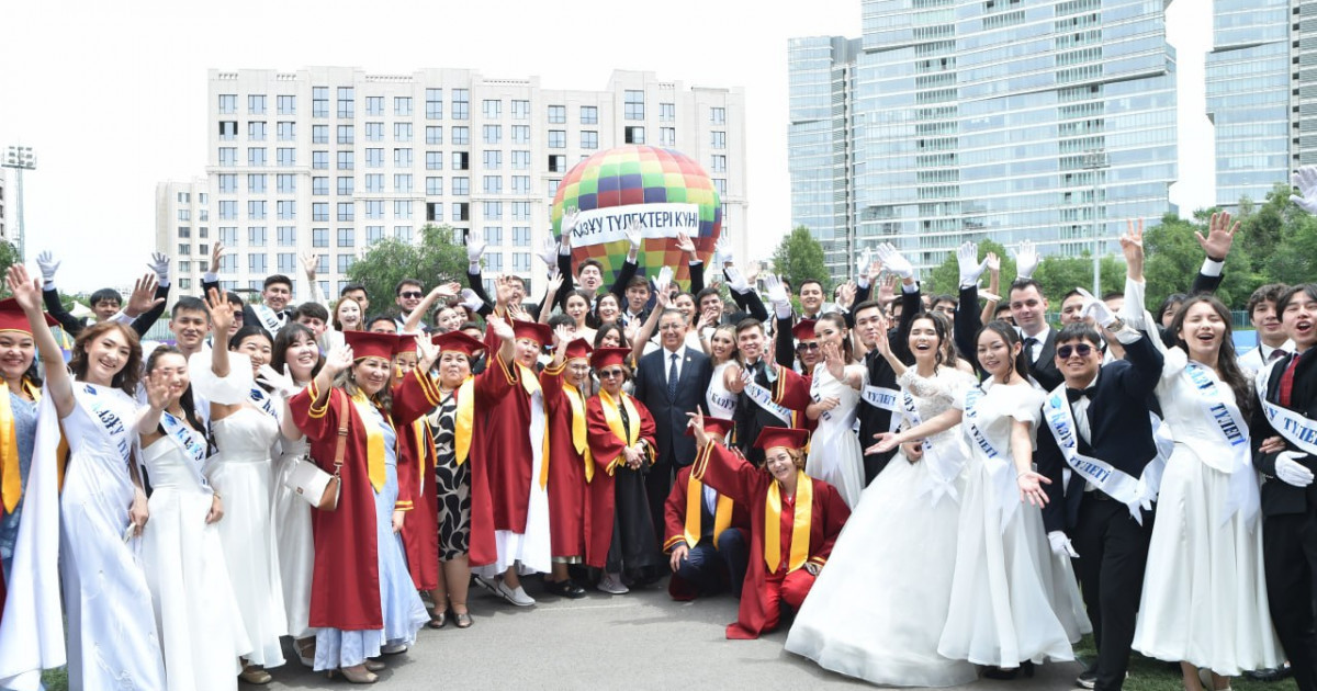 ҚазҰУ-да дәстүрлі түлектер күні аталып өтті 