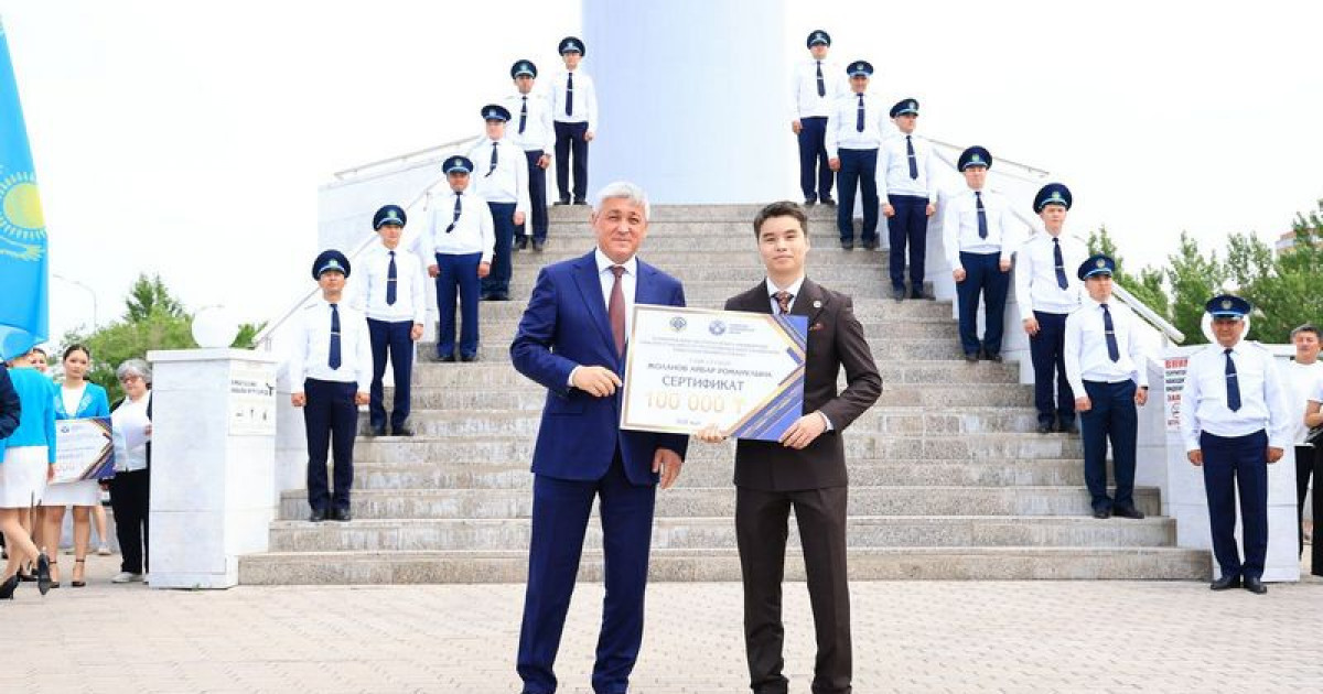 Колледж түлектеріне 100 мың теңге берді