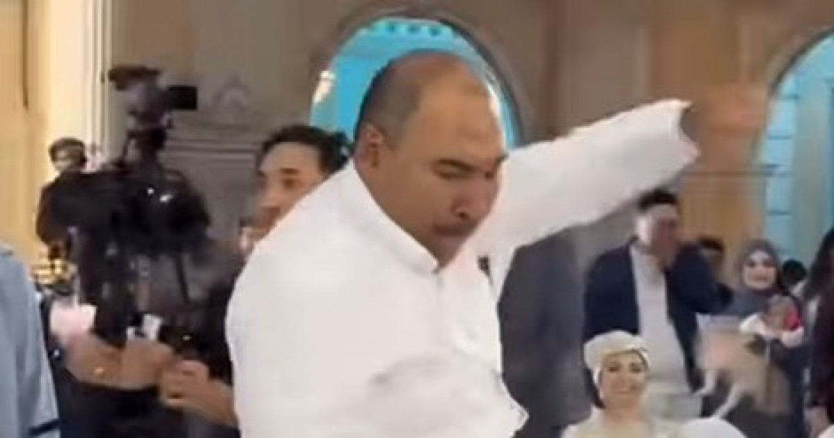 «Неге билемеске?»: Ермахан Ыбрайымов Сәкен Майғазиевтің тойында жұртты таңғалдырды (видео)