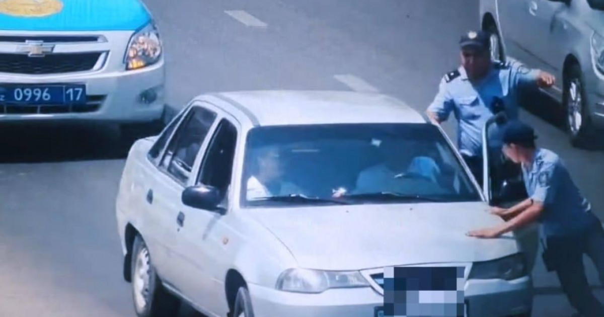 Полицей өз өмірін қатерге тігіп, өзгелерге қауіп төндірген жүргізушіні тоқтатты