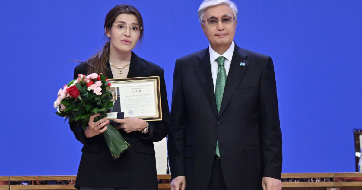 Президент ерлікпен қаза тапқан өрт сөндіруші Асқар Забикулиннің жұбайын марапаттады