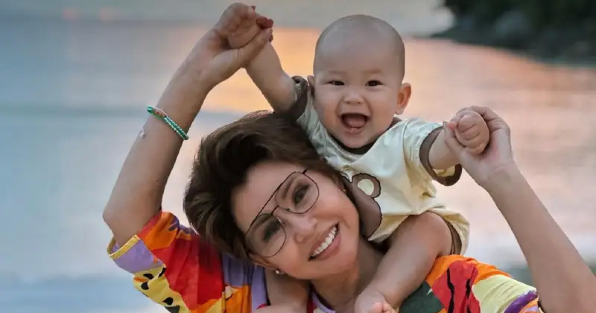 «Тарих қайталанады»: Роза Рымбаева 34 жыл сақтаған затын немересіне берді (видео)