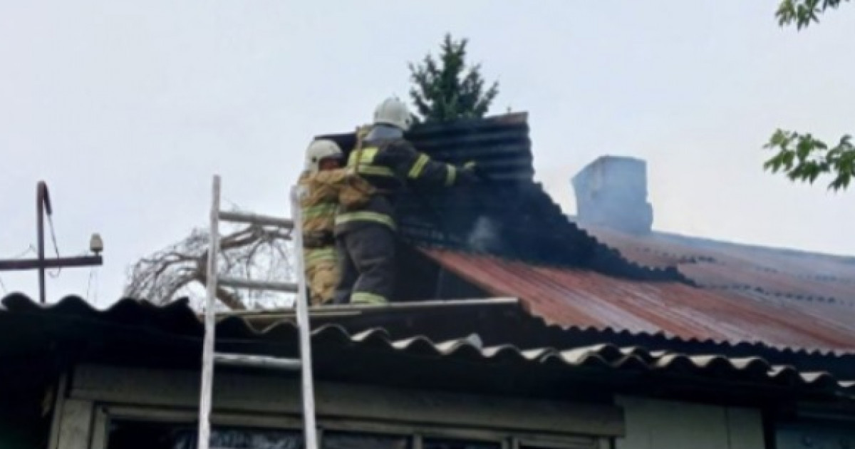 ТЖМ қызметкерлері жанып жатқан үйден 2 адамды құтқарды