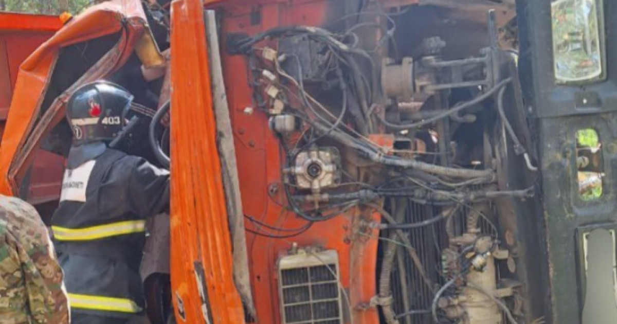 ТЖМ қызметкерлері жол апатына ұшыраған екі адамды құтқарды