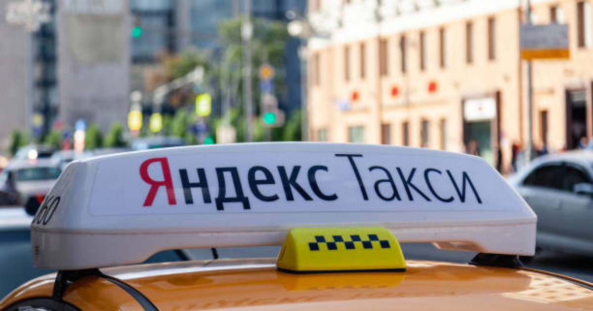 «Яндекс таксидің» көлігін кірпішпен сындырған келіншек қамауға алынды