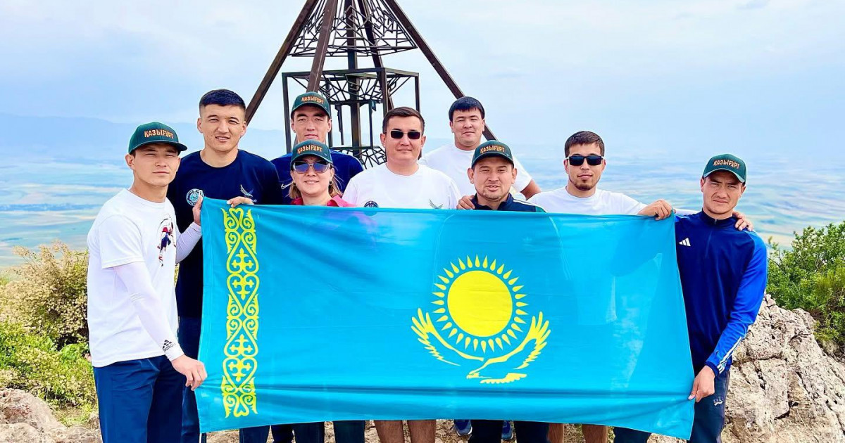 Жастар 1 700 метрден астам биіктіктегі тауға шығып, Ту тіккен