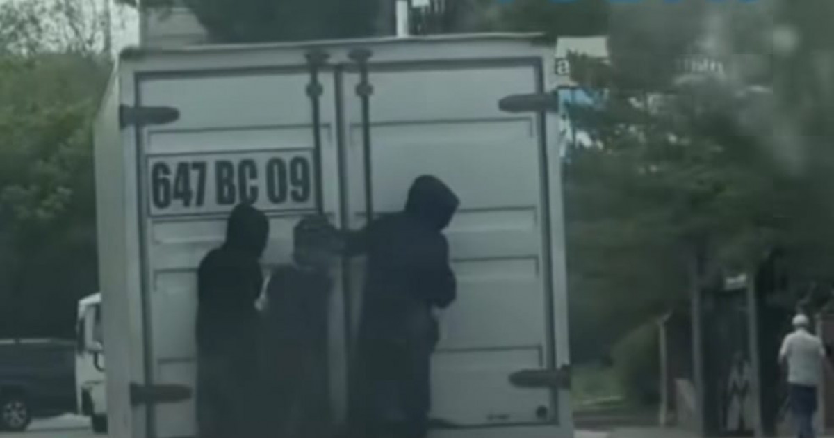 Жүріп бара жатқан көлікке жармасқан балалардың ата-анасы жауапқа тартылды