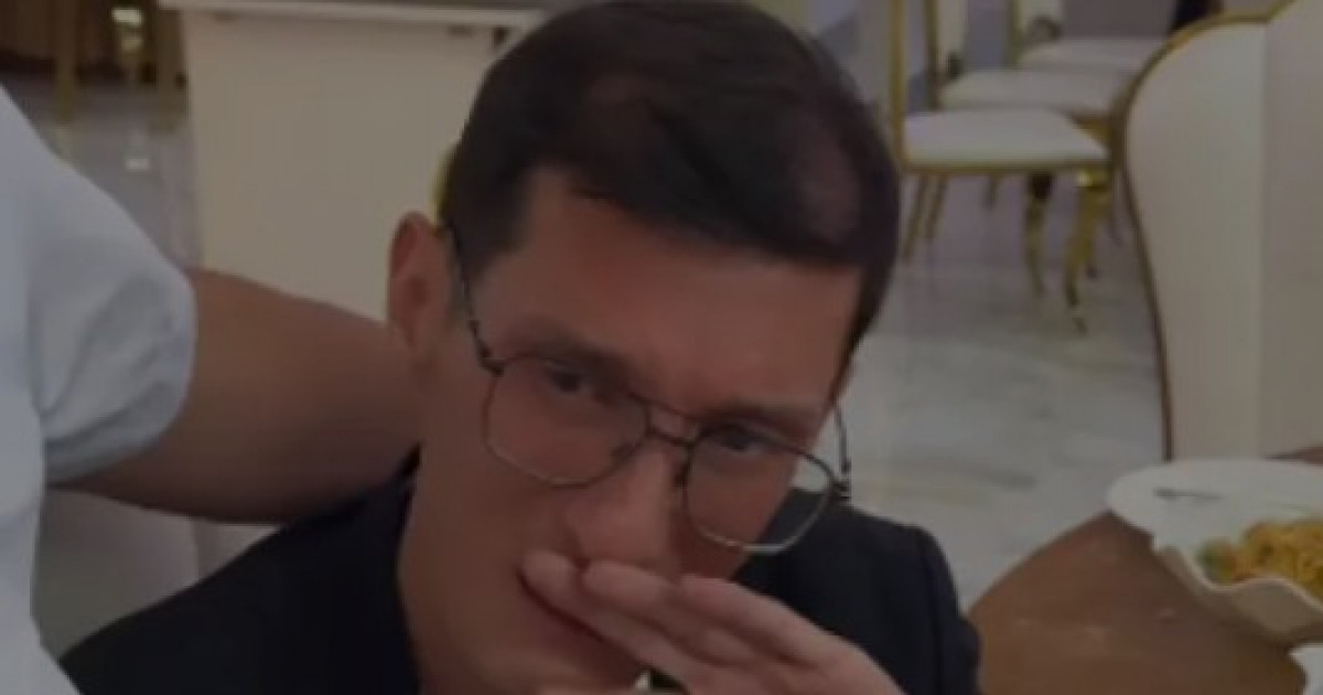 «1 жыл күтсе болар еді»: қызын ұзатқан Дәнекер Оразбай тойда жылап қалды (видео)