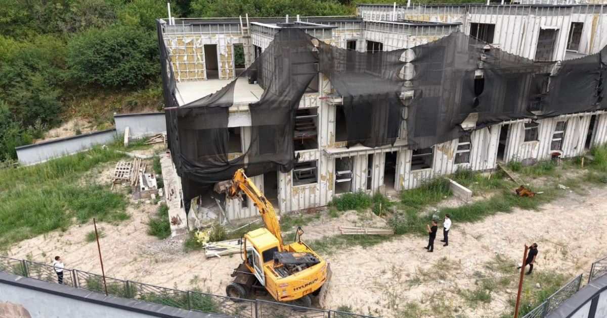 Алматының тау бөктерінде салынған таунхаусты бұзып жатыр