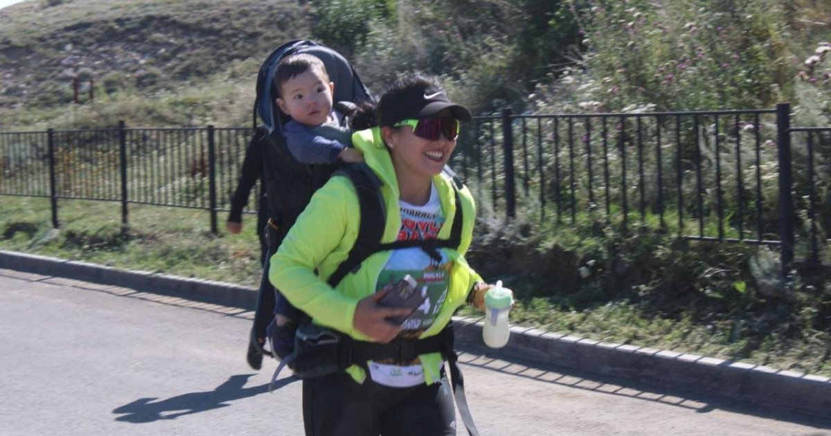 Бір жасар баласын арқалаған ана шыңға шықты