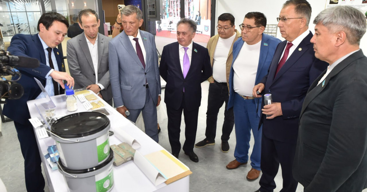 Депутаттар ҚазҰУ-дың ғылыми жетістіктерімен танысты