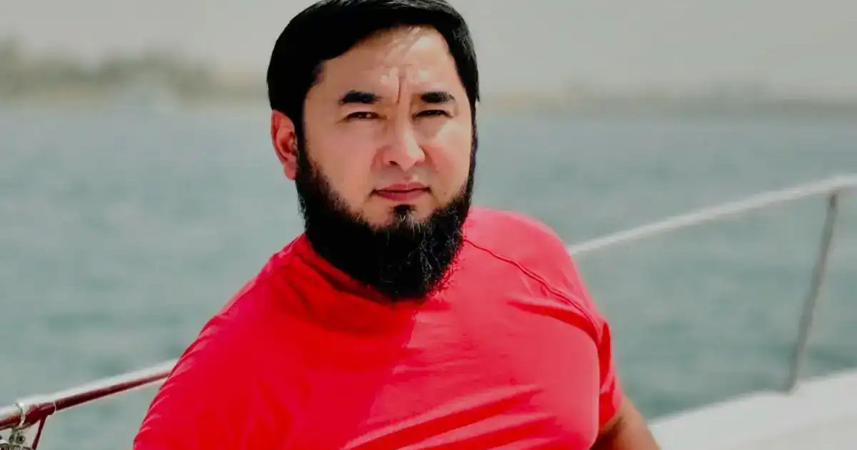 Дінді насихаттайтын блогер Жанәділ Райымбеков ер массажистке баратын әйелдерді сынады