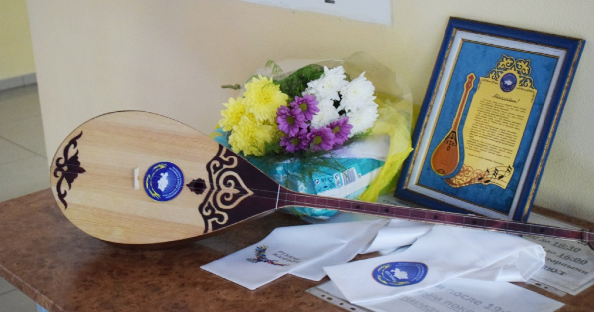 Қарағандыда жаңа туған сәбилерге домбыра сыйлады