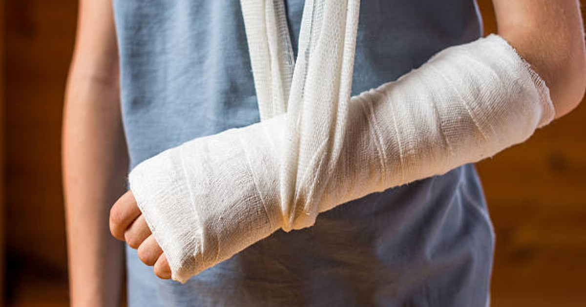 «Қолынан айырыла жаздады»: Ақтөбеде 9 жастағы қыз орталықта ауыр жарақат алды