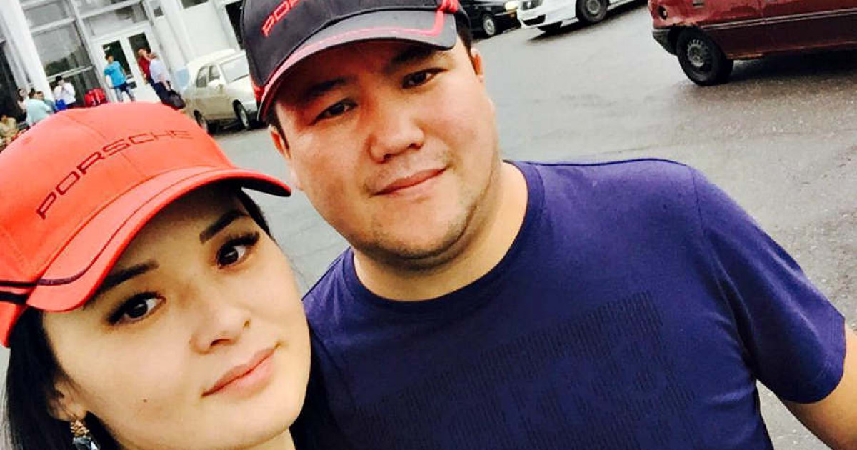 «Мөлдір көрінбейді ғой»: Тұрсынбек Қабатовтың анасына гүл берген сәті қызу талқыға түсті (видео)