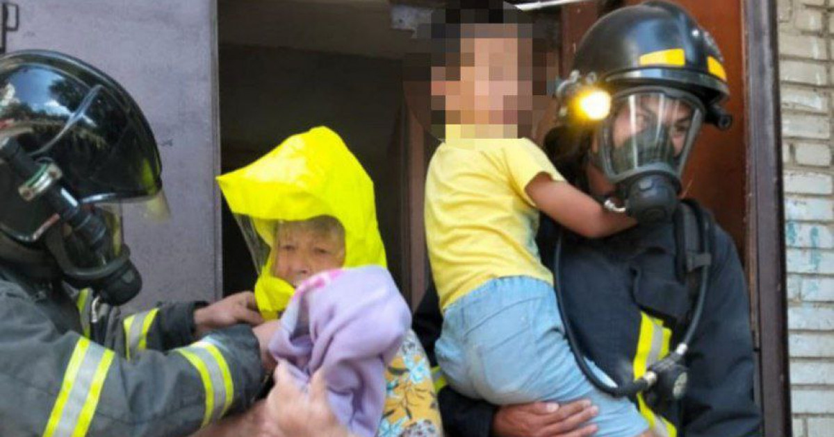 Оралда көпқабатты үйде өрт шығып, 23 адам эвакуацияланды