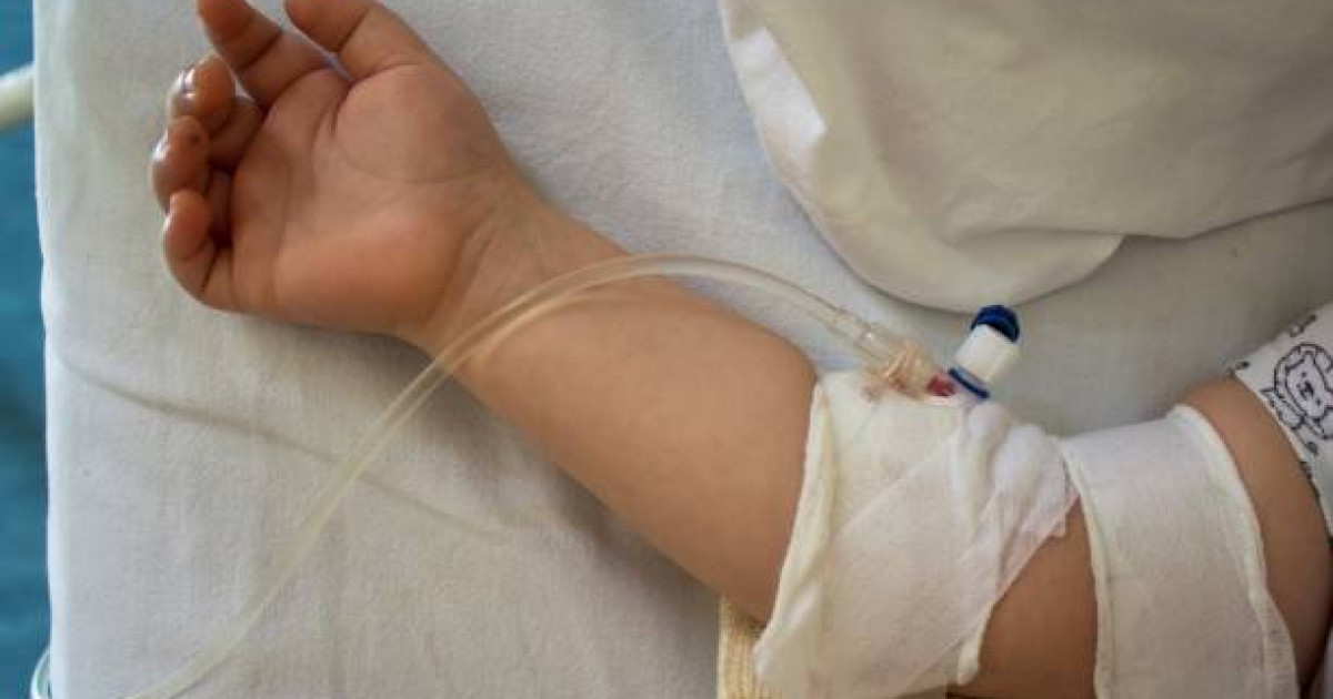 Павлодарда анасы терезеден лақтырып жіберген 1,5 жасар бүлдіршін бір бүйрегінен айырылды