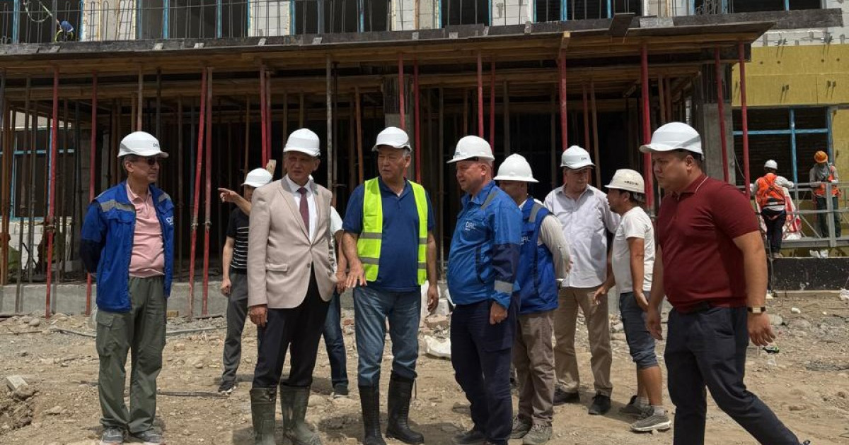 Сенат депутаттары Алматыдағы Абай мектебінің құрылыс алаңында болды