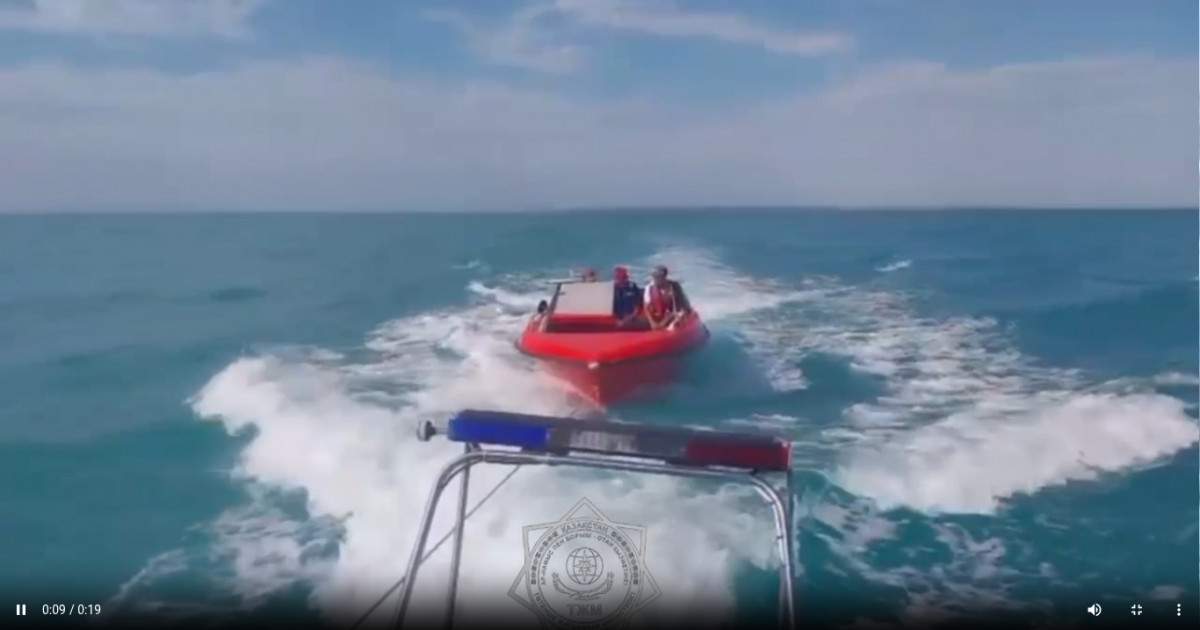 Алакөлде жағадан 30 шақырым жерде қайық бұзылып, адамдар көмексіз қалып қойды