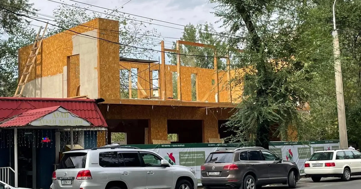 Алматыда қала орталығындағы екіқабатты ғимарат бұзылып жатыр