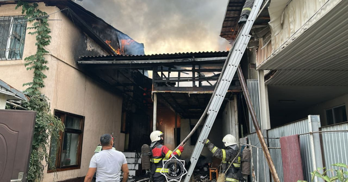 Алматыда тұрғын үйді қызыл жалын шарпыды – 1 000 шаршы метр отқа оранды