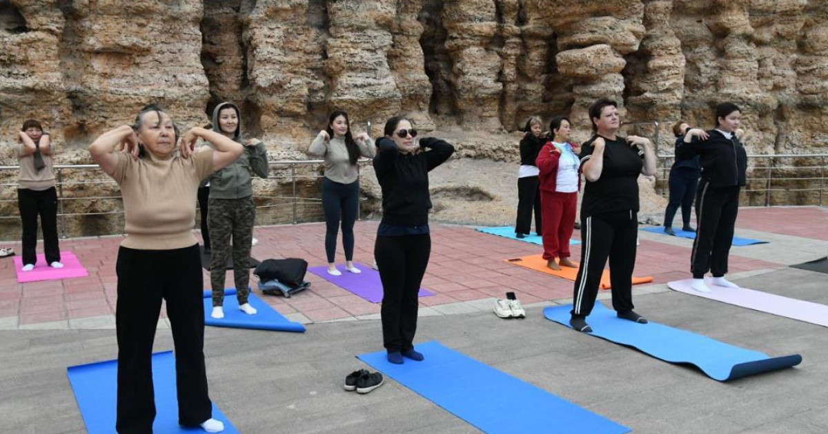 Астанадағы саябақтарда қала тұрғындары мен қонақтары үшін тегін йога жаттығулары өтіп жатыр