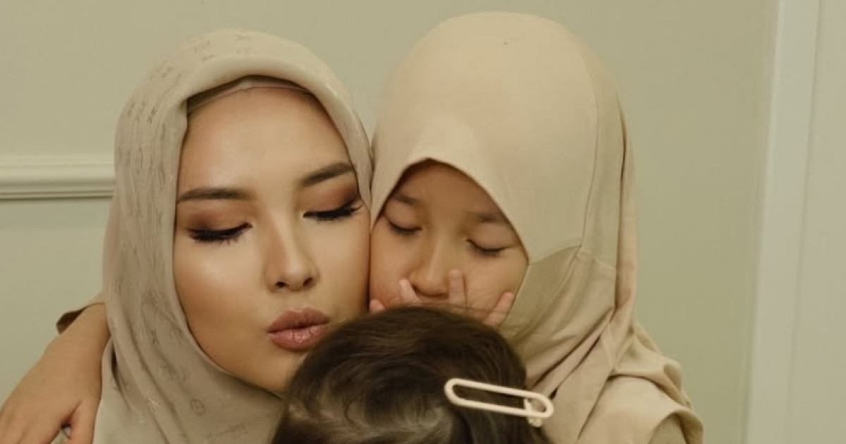 Айдана Меденова кішкентай қызының хиджаб кигеніне қатысты пікір білдірді