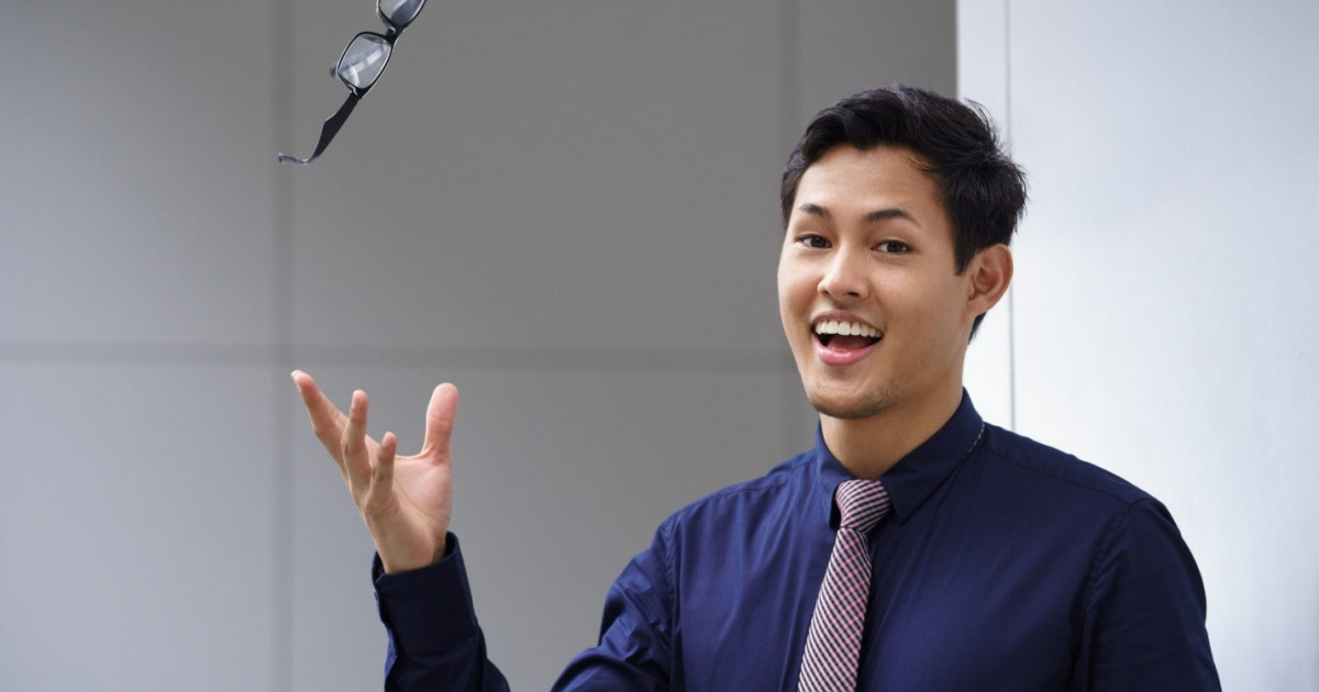 Бұл тамшыны күніне бір рет тамызып, 10 сағат бойы көзілдіріксіз жүресіз