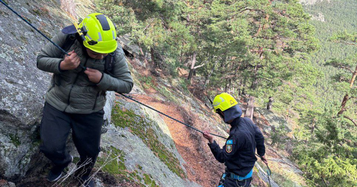 Бурабайдағы таудың шыңында туристер құтқарылды