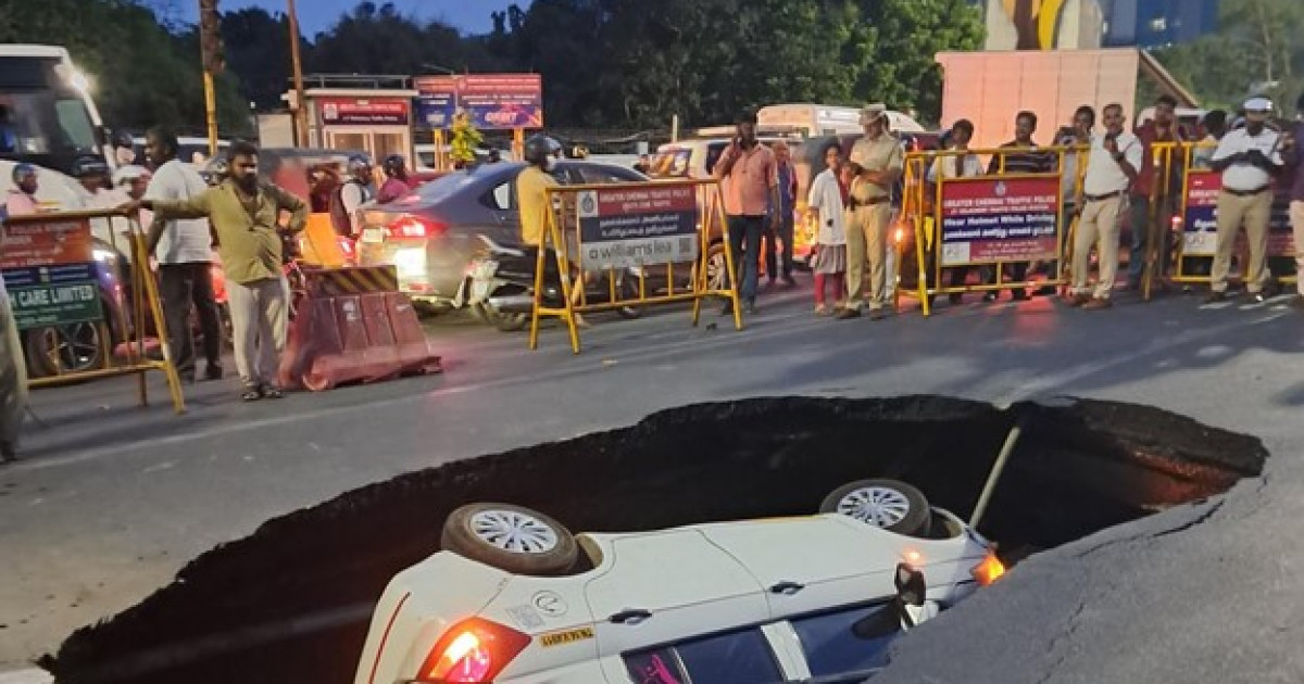 Құрылыс шұңқырына түсіп кеткен таксидің жүргізушісі болмаған