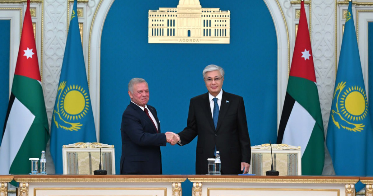 Мемлекет басшысы Қасым-Жомарт Тоқаев пен Иордания Королі ІІ Абдалла бен әл-Хусейн жүргізген келіссөздерден кейін құжат алмасты