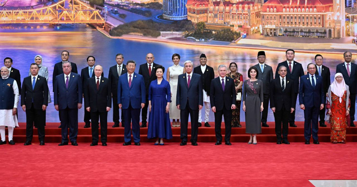 Мемлекет басшысы ШЫҰ саммитіне қатысушы мемлекеттердің делегация басшыларымен бірге суретке түсті