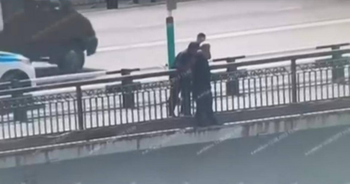 Полицейлер көпірден секірмек болған ер адамды аман алып қалды