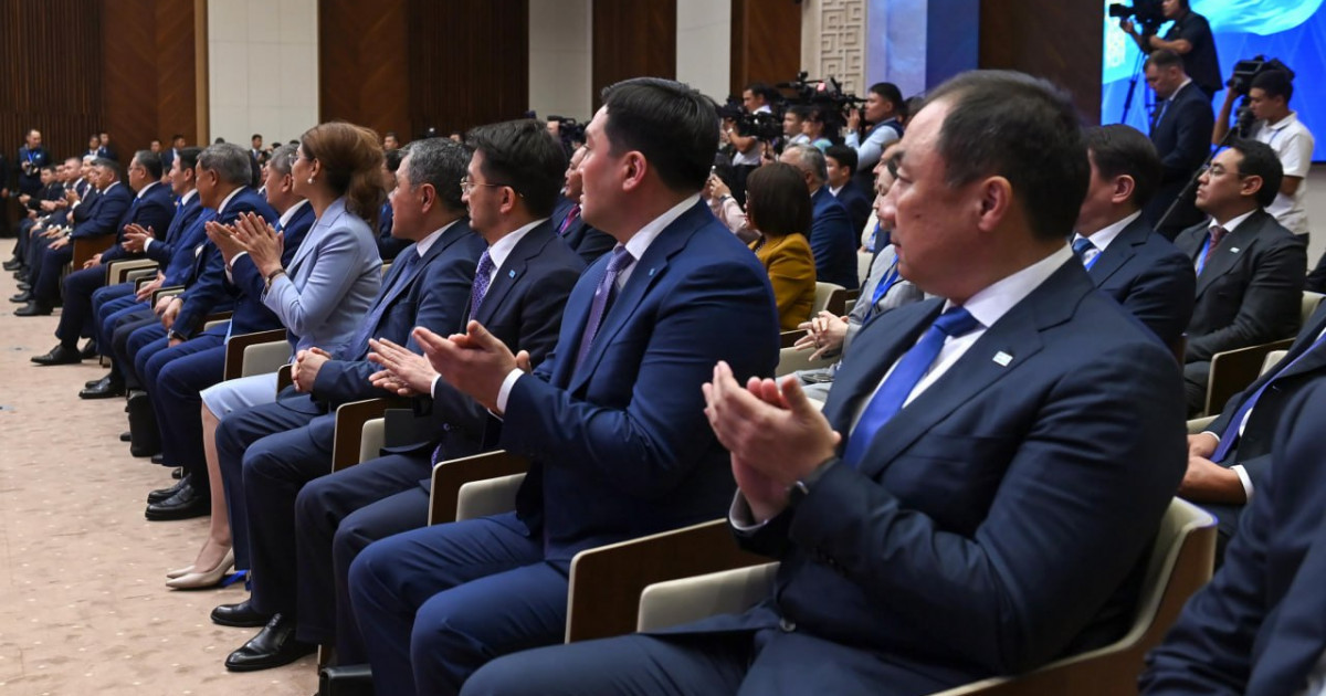 Президенттер сондай-ақ жаһандық және аймақтық мәселелер туралы пікір алмасқан