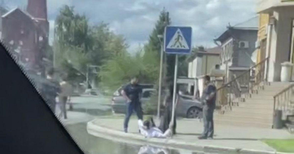 Семейде полицияның көз алдында ер адамды соққыға жығып, пышақтап кеткен