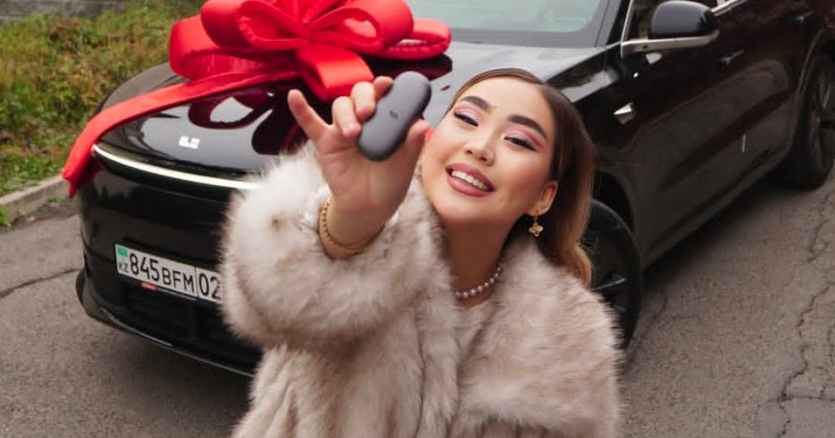 «Жасауым 100 миллион»: өзімен бірге апарған жүгінің құнын айтқан блогер жұртты таңғалдырды